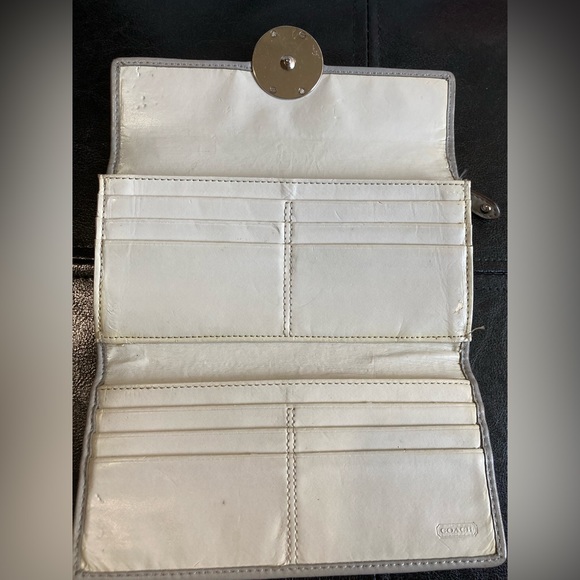 Pre-owned Gray and Pink lined Coach Wallet - Picture 4 of 12